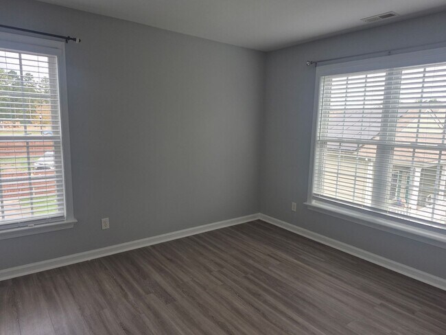 Building Photo - 3 Bedrooms, 2.5 Bathrooms Single Family Home