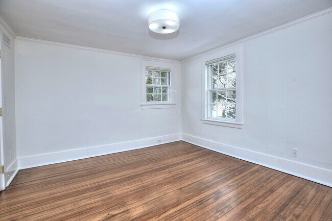 Building Photo - 53 Sylvan Rd N