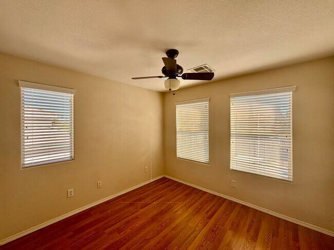 Building Photo - Beautiful 4 bedrooms home in desirable Green Valley