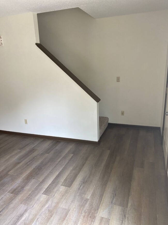 Building Photo - Newly Upgraded Townhouse