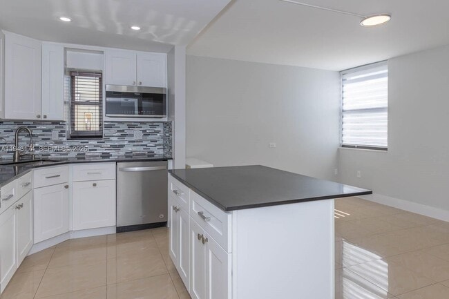 Building Photo - 20291 NE 30th Ave