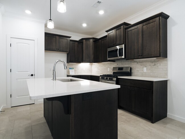 Building Photo - 441 Willow Dr