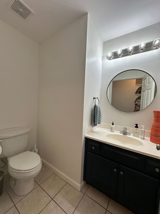 Building Photo - 250 Hodgson Dr