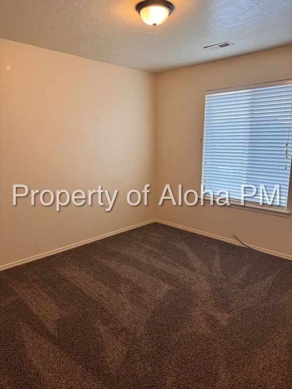 Building Photo - 1057 W Pine Ave