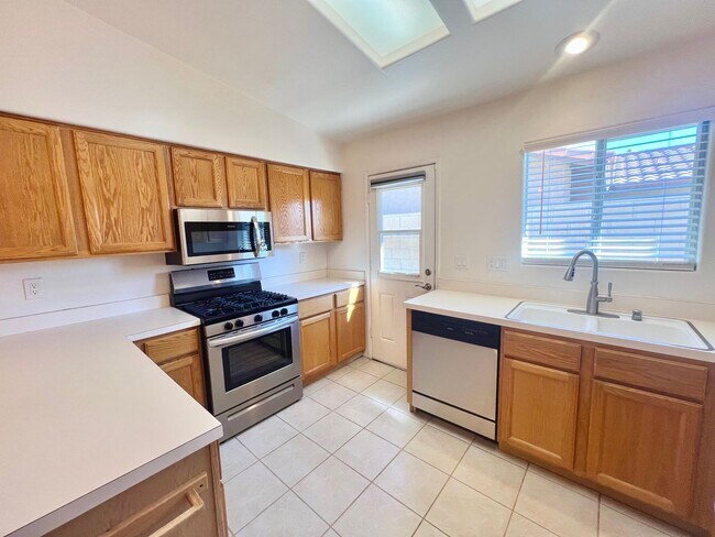 Building Photo - AVAILABLE NOW!!! 3 Bedroom 2 Bathroom Home in La Quinta