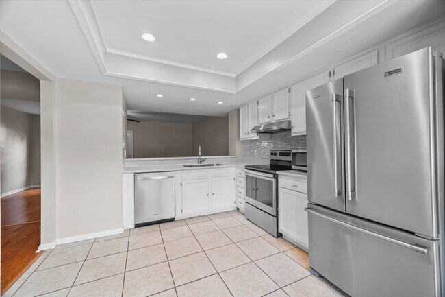 Building Photo - 2 Bed | 1.5 Bath | Private Backyard | Prim...