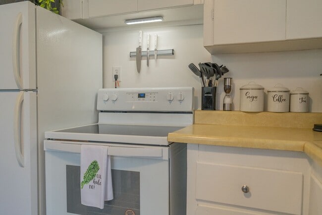 Building Photo - Fully Furnished and comfortable! Short Ter...