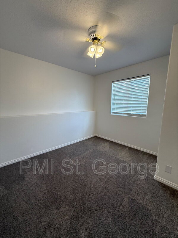 Building Photo - 1947 E 40 S Cir