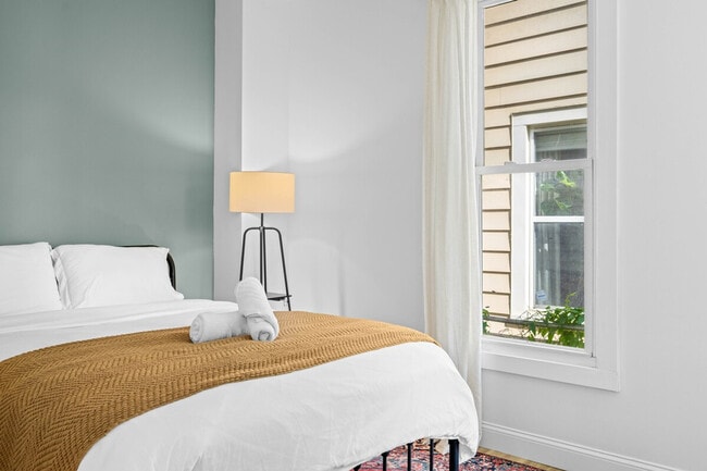 Building Photo - 906 Villa Ave