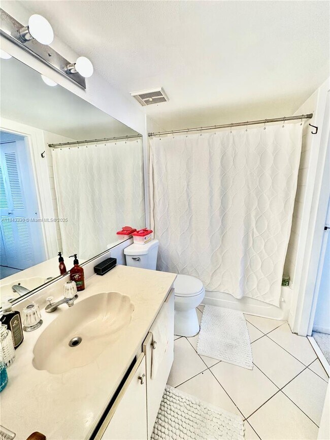 Building Photo - 7601 E Treasure Dr