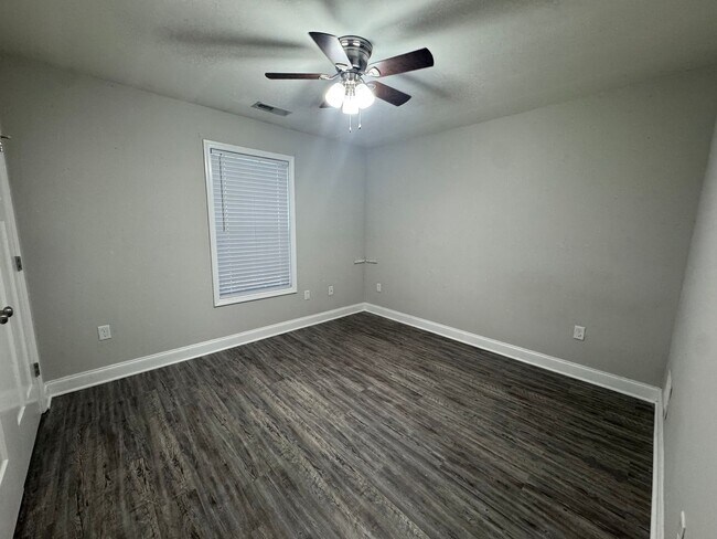 Building Photo - Spacious five bedroom, two bathroom home steps from WKU