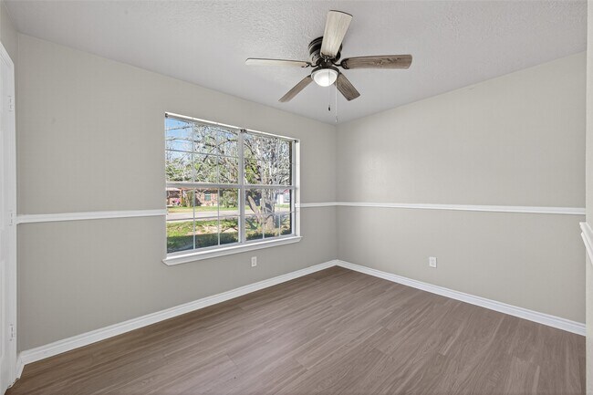 Building Photo - 210 N Shirley Ln