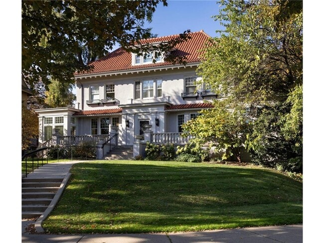 Building Photo - 2700 W Lake of the Isles Pkwy