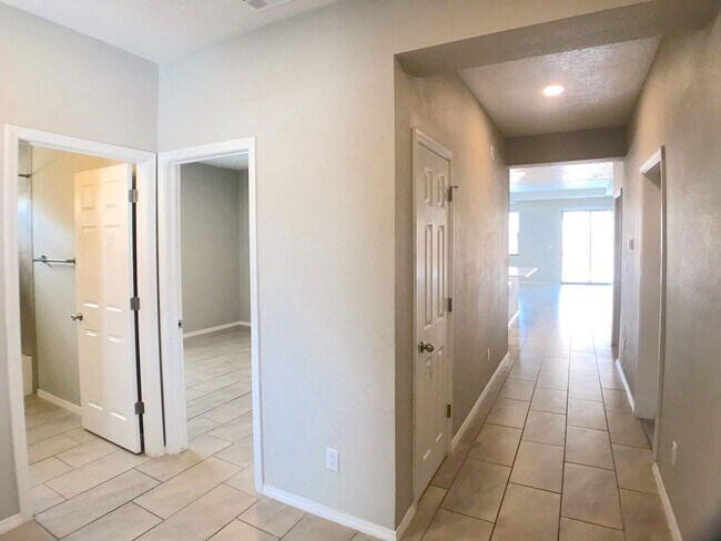 Building Photo - Los Lunas 3 bedroom! Tile Throughout! Refrigerated Air! Spacious living area