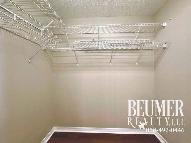 Building Photo - Spacious inside and out home for Rent