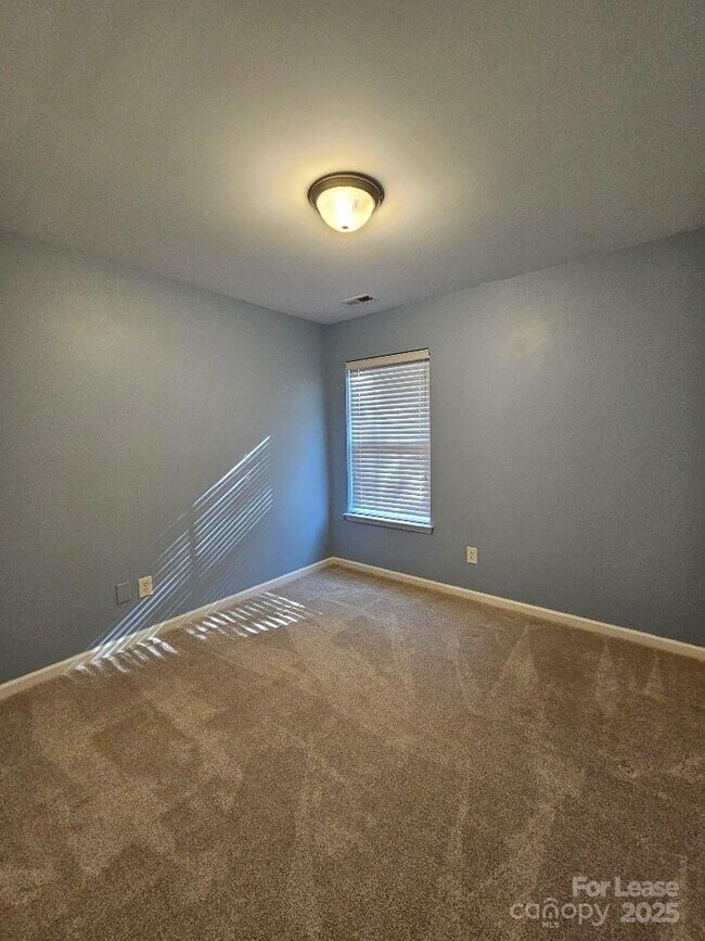 Building Photo - 2219 Crosscut Dr