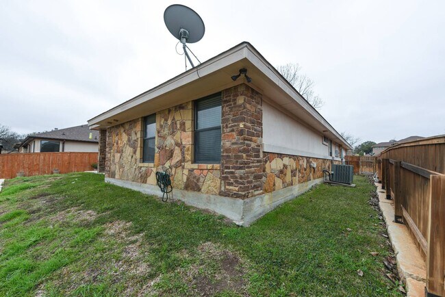 Building Photo - 7100 Almond Dr