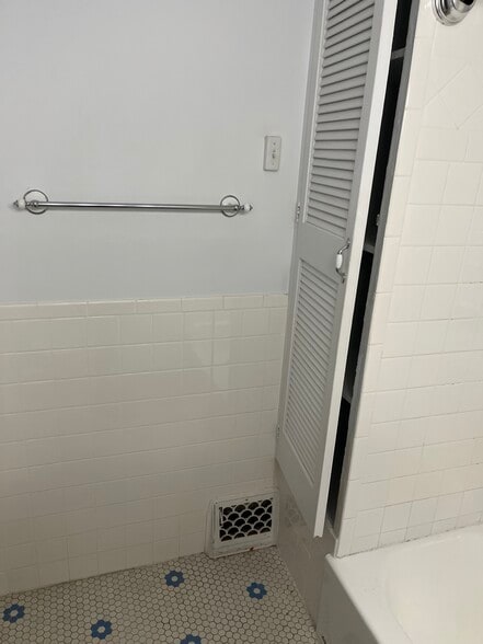 Building Photo - 1924 W Wilson Ave