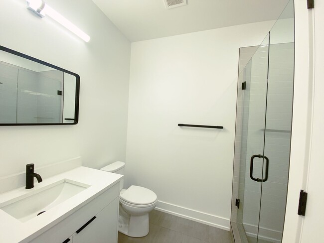 Building Photo - East Lakeview - Huge Studio Apartment - Ne...