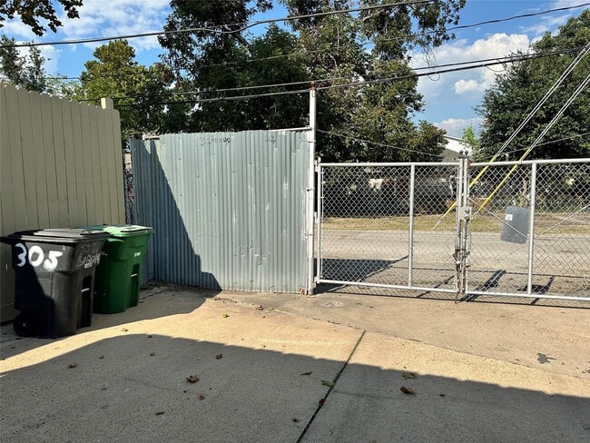 Building Photo - 305 N Live Oak St