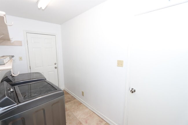 Building Photo - 609 St James Ct