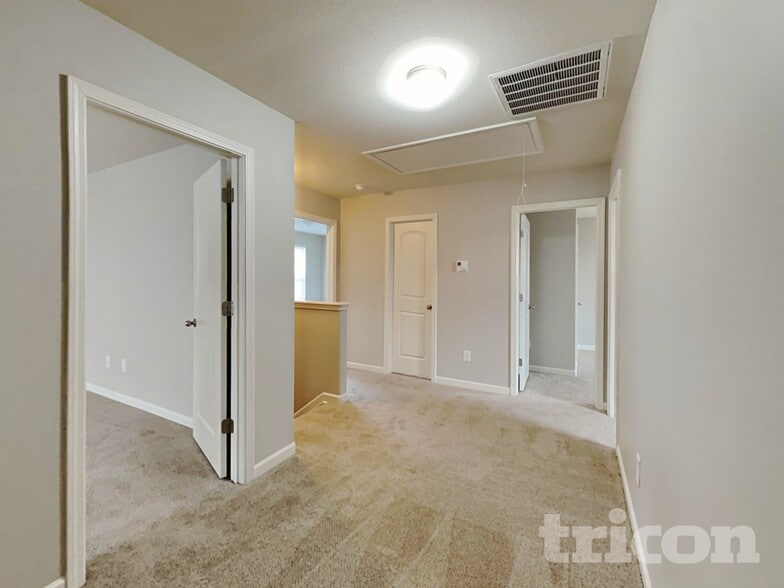 Building Photo - 4114 Vershire Ave