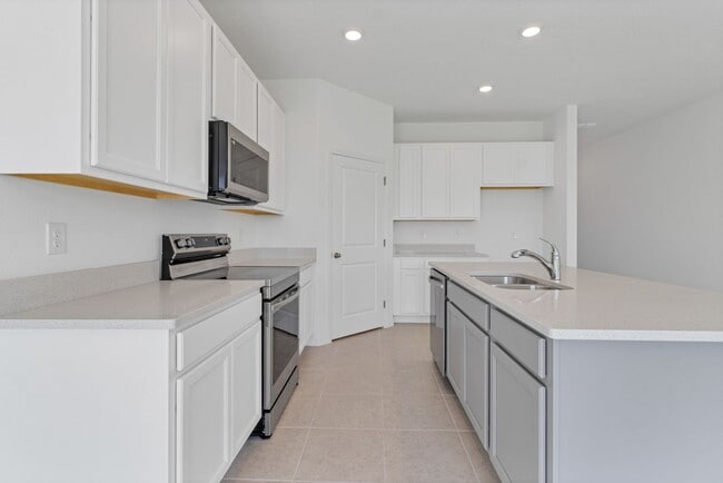 Building Photo - Like-New Ashton Woods Spacious 5BR 4BA, Prime Location Near I-4!