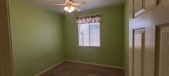 Building Photo - HALF OFF ONE MONTH RENT IF APPROVED AND MO...