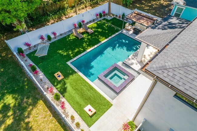 Building Photo - 902 W Plymouth St