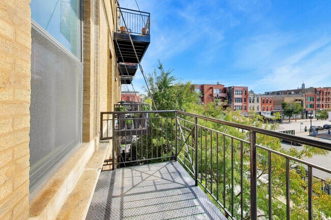 Building Photo - 1400 N Milwaukee Ave