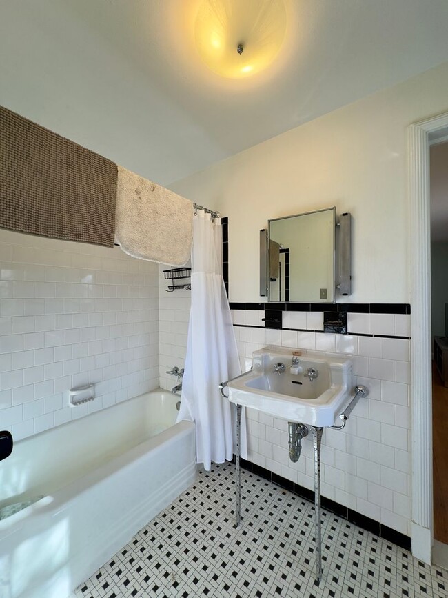 Building Photo - Charming 4 Bedroom/3.5 Bathroom Detached Home in Homeland, MD!