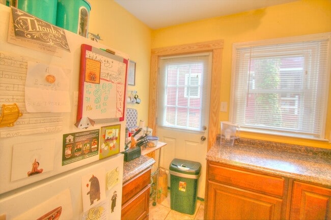 Building Photo - Splendid 2 Bed, 1 Bath Duplex by Northgate Park!