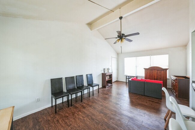 Building Photo - Charming 2BR Duplex in Austin