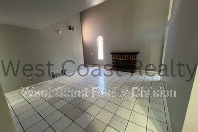 Building Photo - 1847 S Raintree Pl