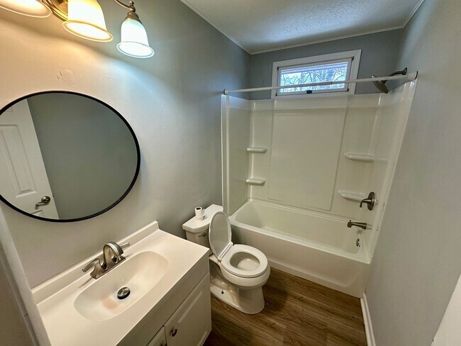 Building Photo - 3 Bedroom 1.5 Bathroom Home - Newly Updated - Available Now