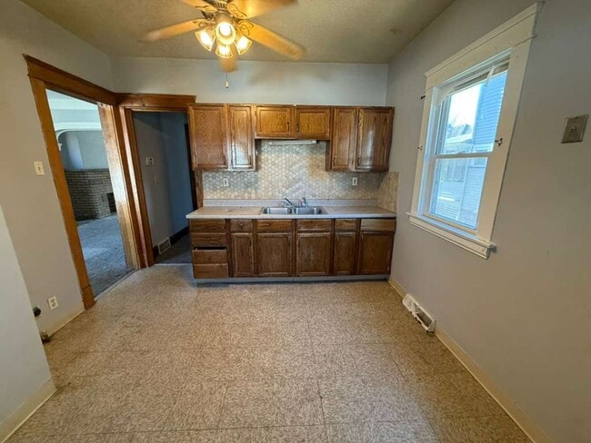Building Photo - 4 BED 1 BATH SINGLE FAMILY HOME IN CLEVELAND!