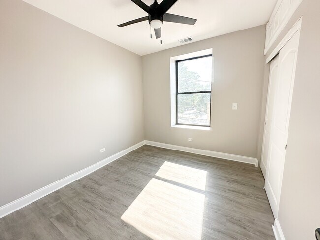 Building Photo - 6410 N Hoyne Ave