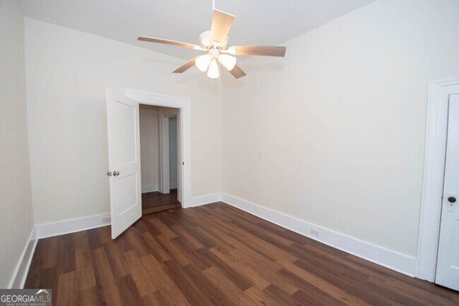 Building Photo - Will not last! Walk to the square in Newna...