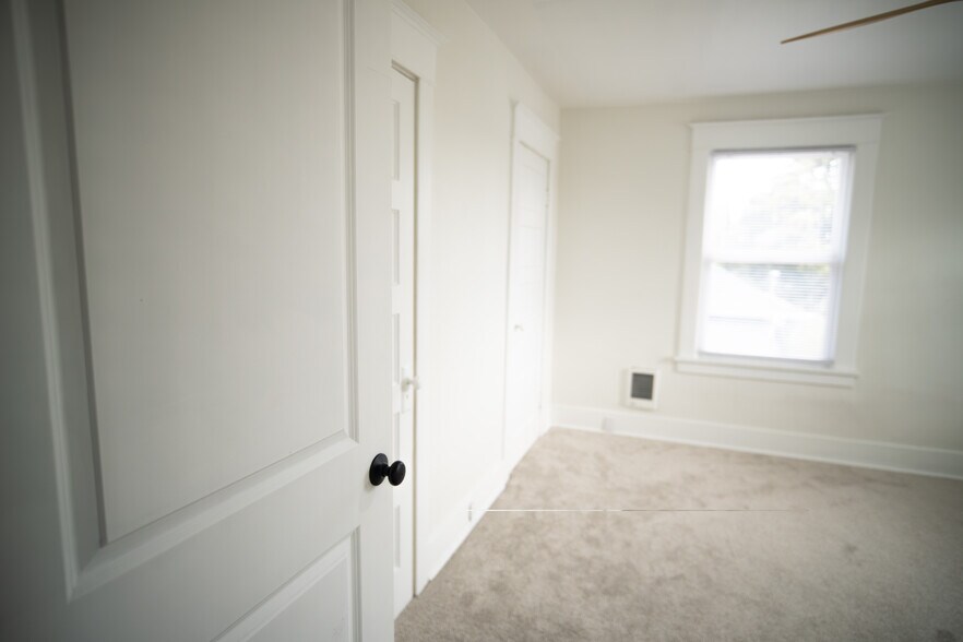 Bedroom with two closets for ample storage - 621 N Lawrence St