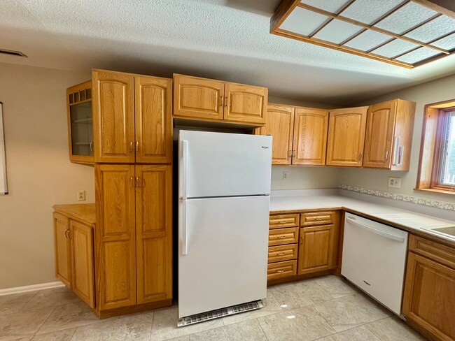 Building Photo - 4 Bedroom Home in Villa Loma-Available NOW