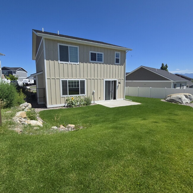 Building Photo - Move-in ready! 4 bedroom house with 3 car ...