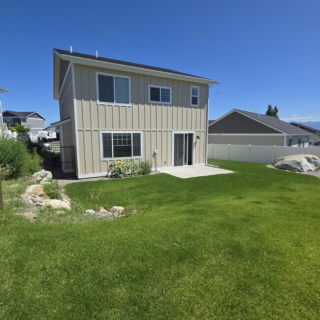 Building Photo - Move-in ready! 4 bedroom house with 3 car garage