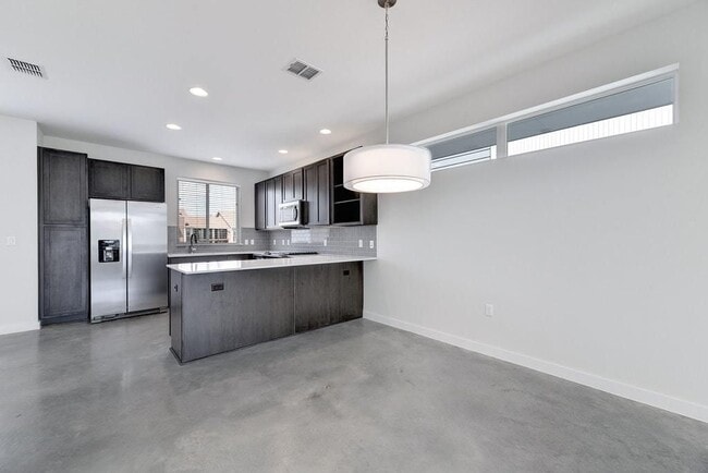 Building Photo - 801 N Bluff Dr