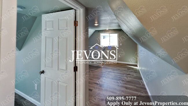 Building Photo - Explore this attractive property in Yakima with 3 bedrooms and 1 bathroom