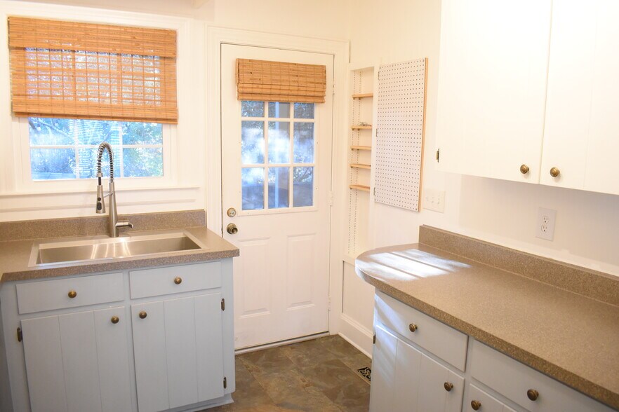 Building Photo - 2720 Oleander Dr