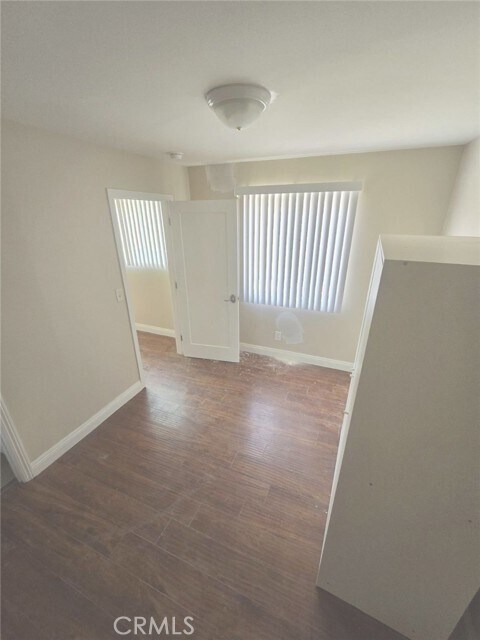 Building Photo - 628 W 59th Pl