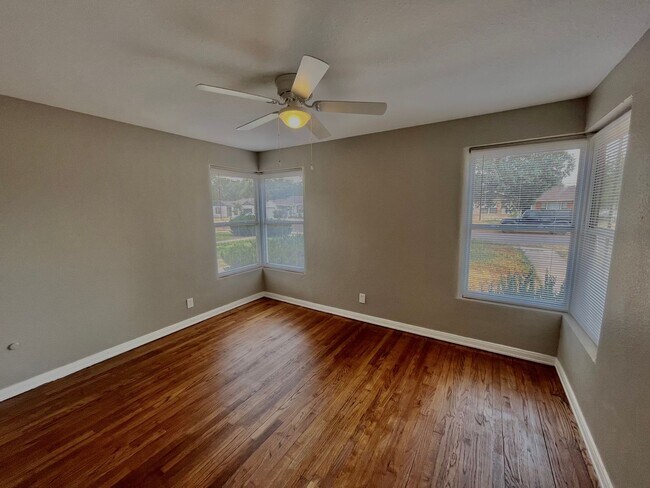 Building Photo - Pre-Leasing - 2 bed 1 bath Close to Tech!