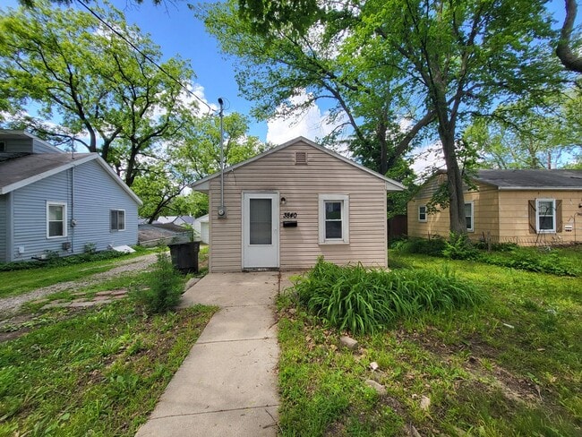 Building Photo - 1 Bedroom home with garage!