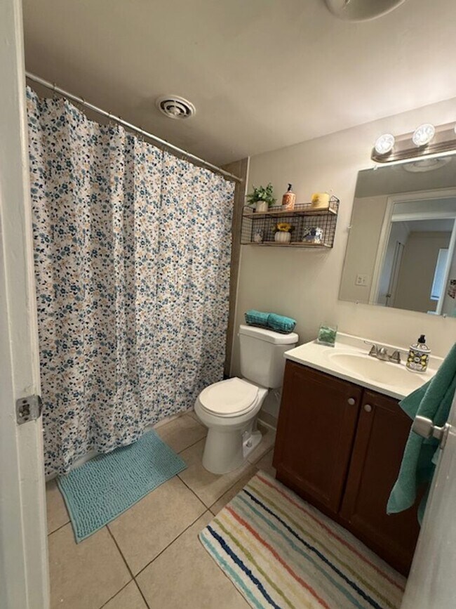 Building Photo - 2 Bed 1 Bath Spacious Apartment