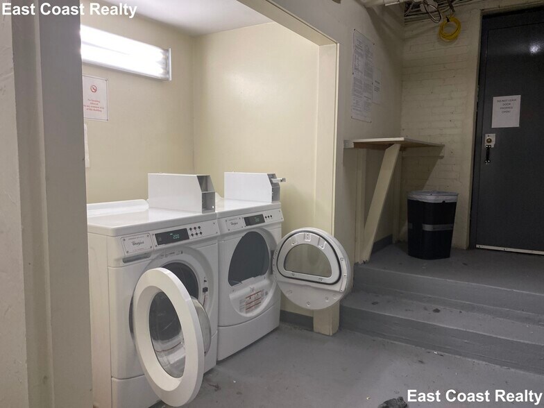 Building Photo - 221 Kelton St